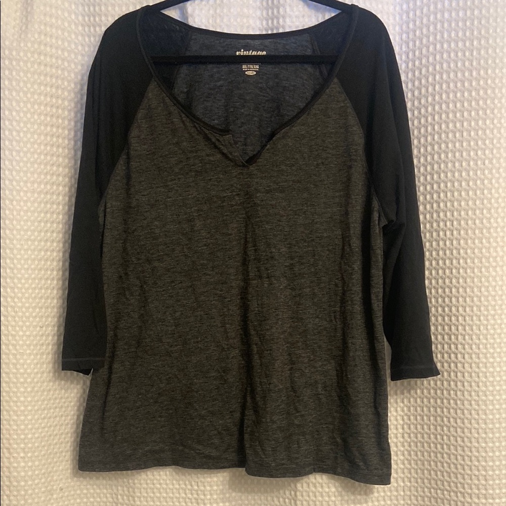 Old Navy Gray and Black 3/4 Sleeve Relaxed T-Shirt